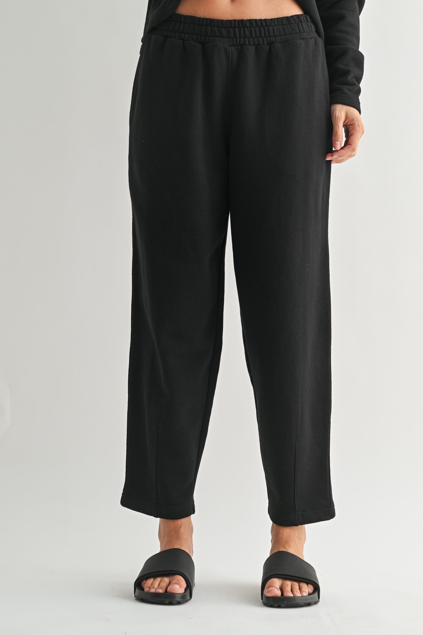 lounge sweat pant with elastic waistband and drawstring on the inside. Has pockets and a straight relaxed fit hits right at ankles. athleisure