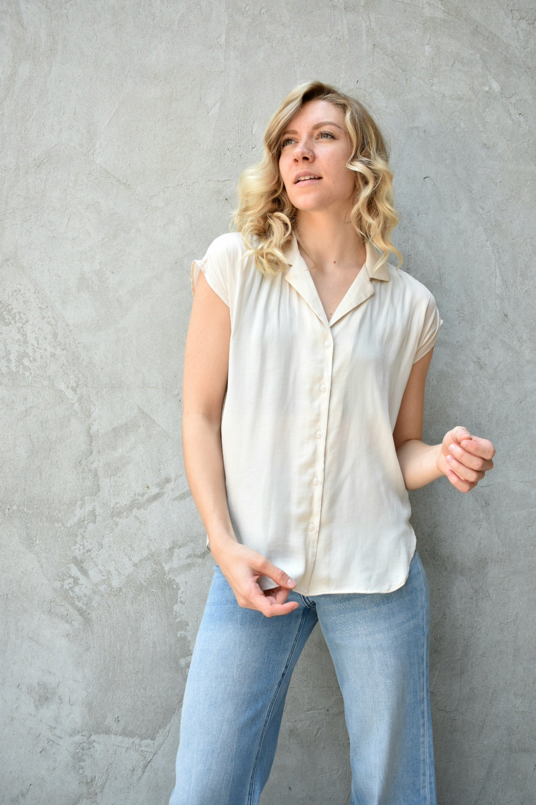 Light weight cream button down scooped hemline full length blouse with collar and cap sleeves. Brand is Miou Muse.