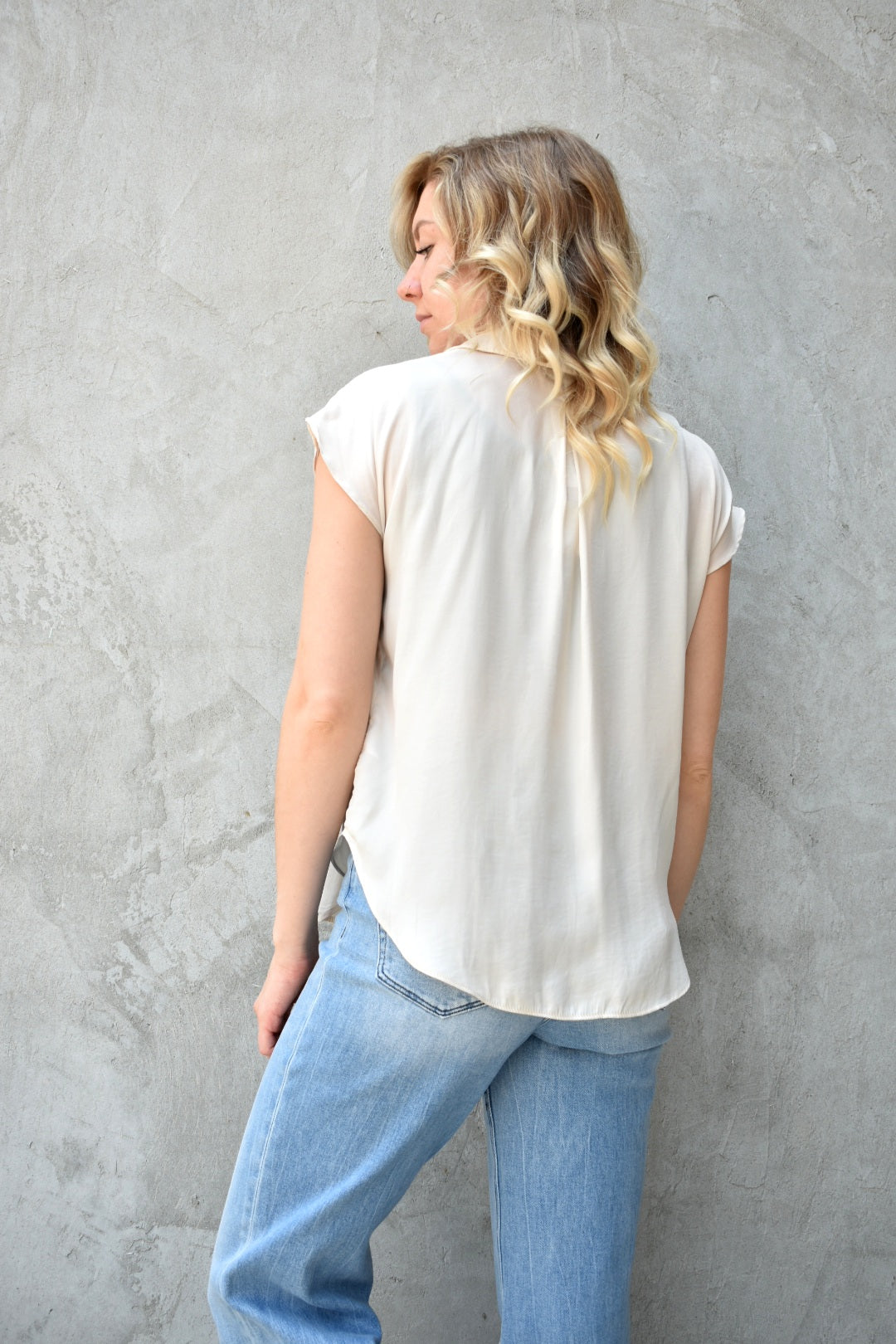 Light weight cream button down scooped hemline full length blouse with collar and cap sleeves. Brand is Miou Muse.