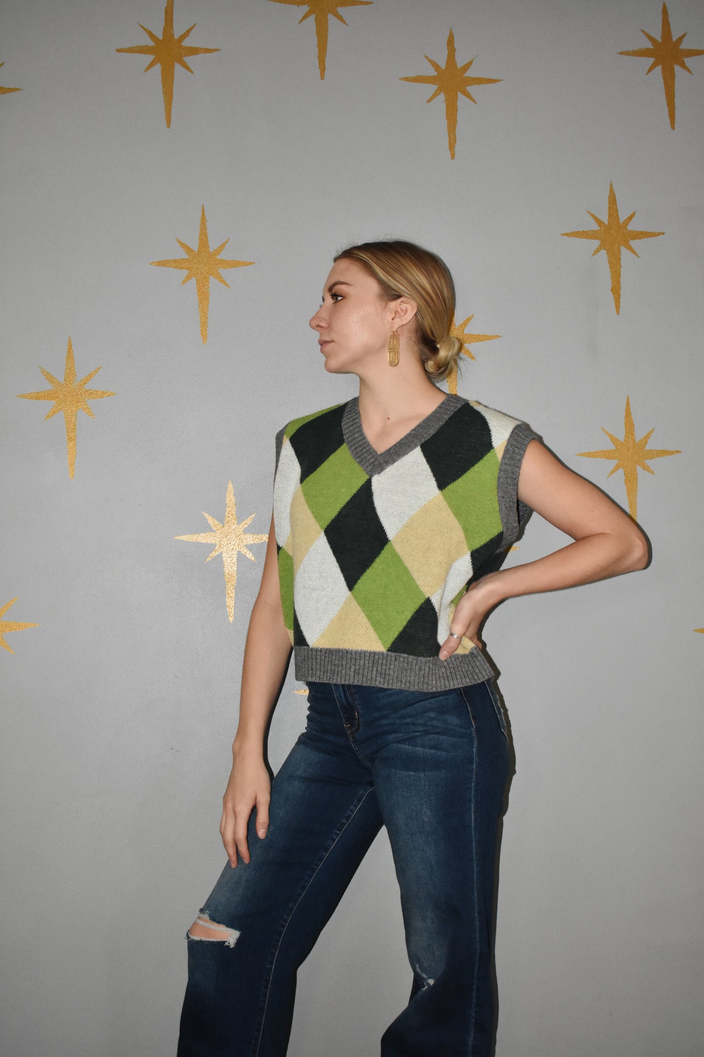 oversized argyle cropped vest green, beige and gray color scheme. V neck, ribbed knit fabric
