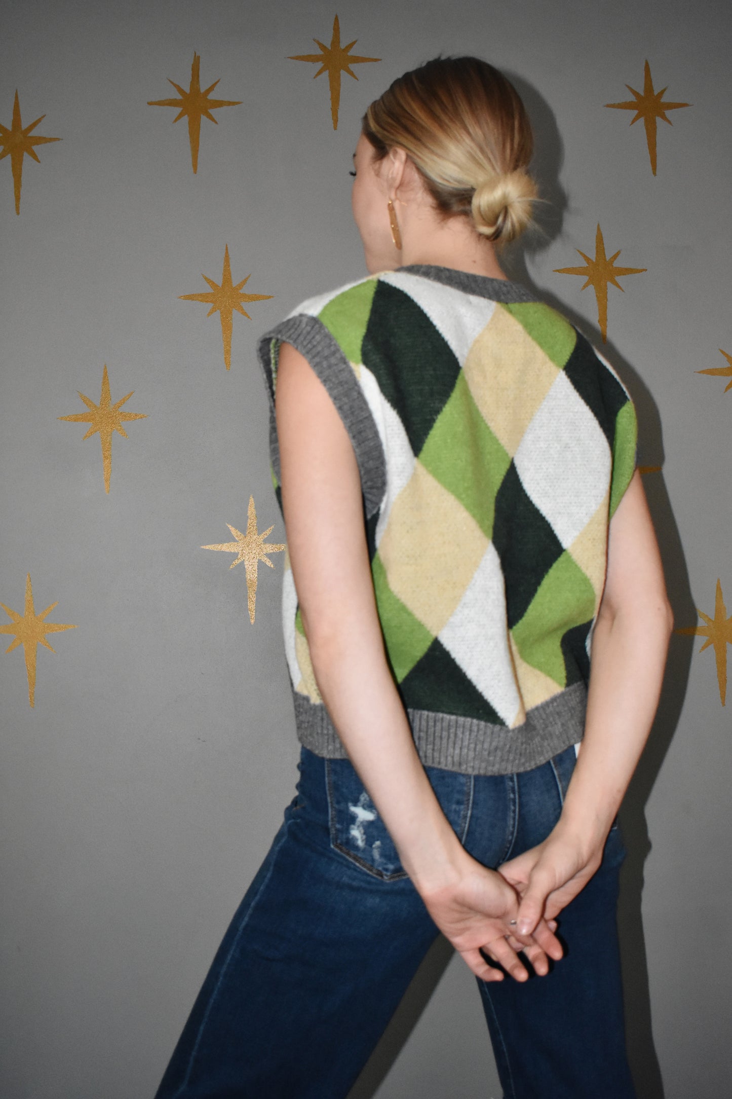 oversized argyle cropped vest green, beige and gray color scheme. V neck, ribbed knit fabric