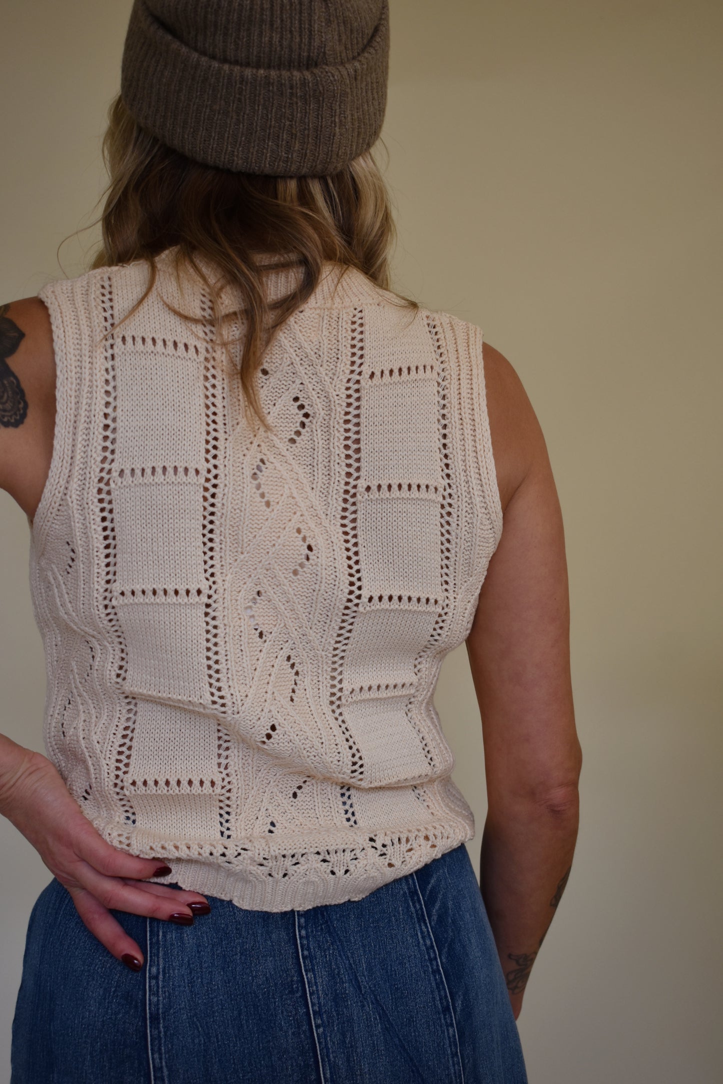 small flower embroidered knit sweater vest sleeveless crew neck waist length
