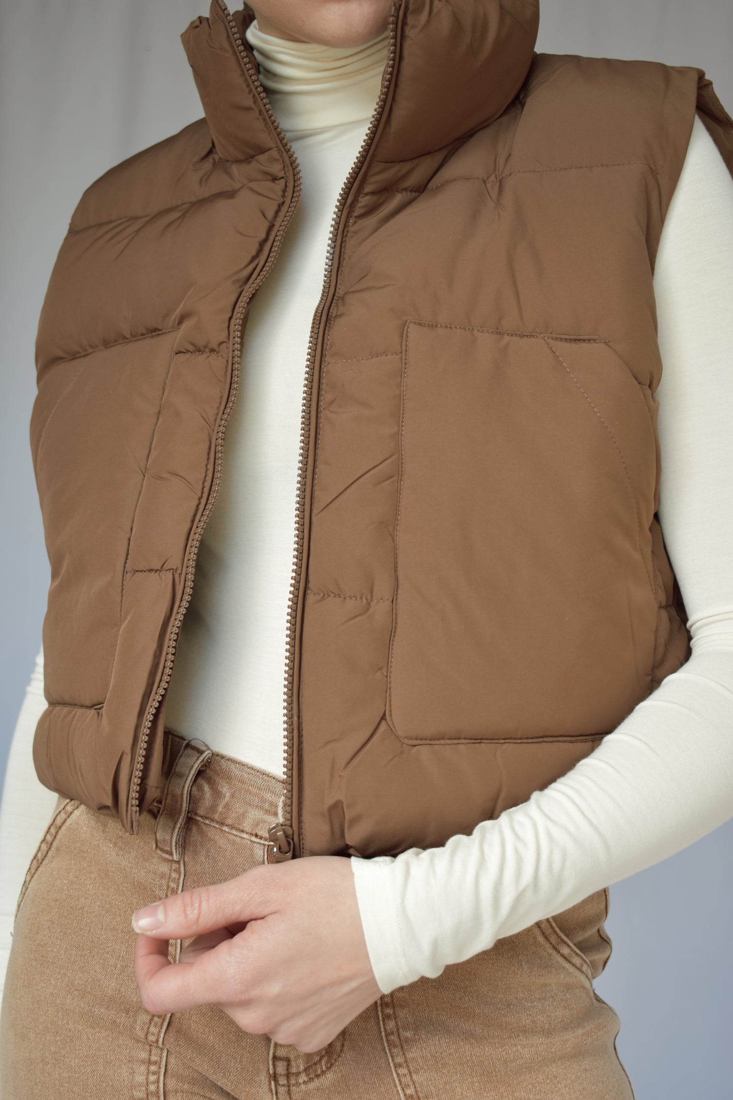 mocha cropped puffer vest with front pockets and front zip