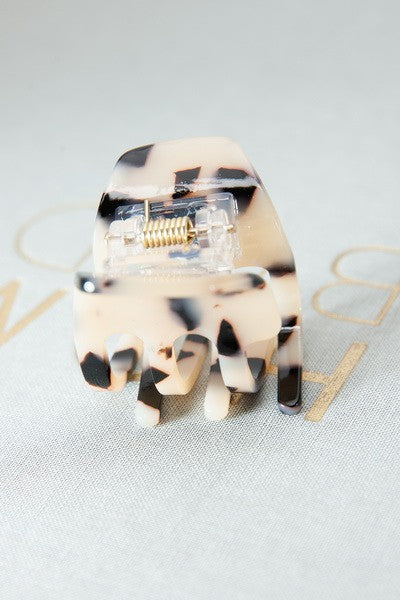 small tortoise texture hair claw clip accessory us online boutique cream tortoise