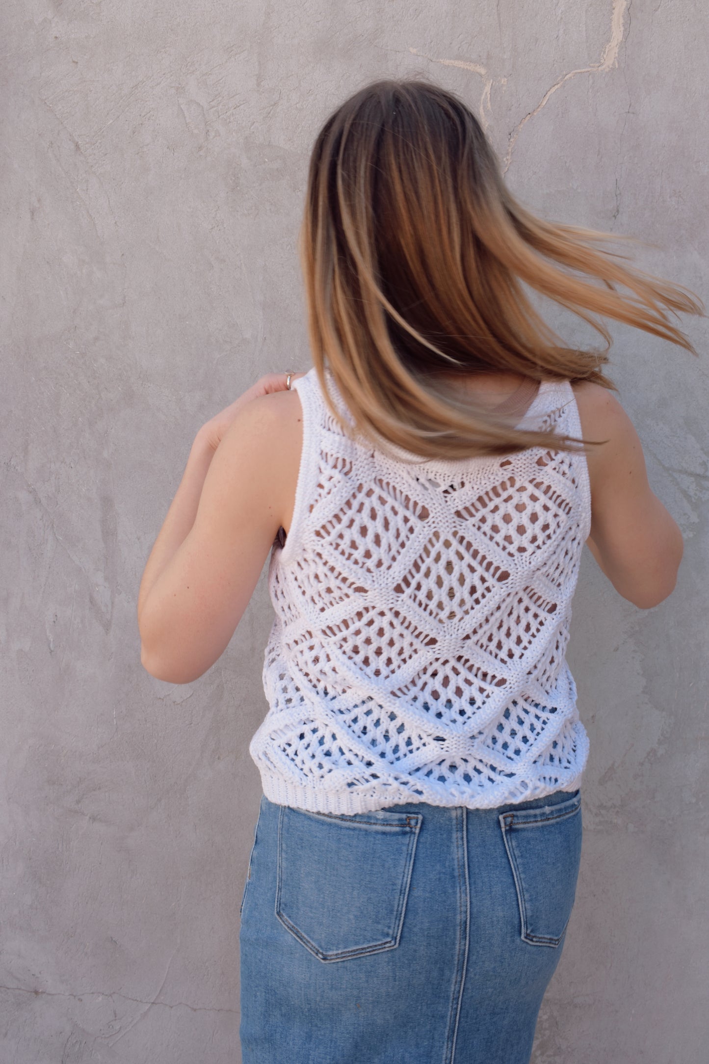 relaxed fit white diamond patterned crochet tank top scoop neckline