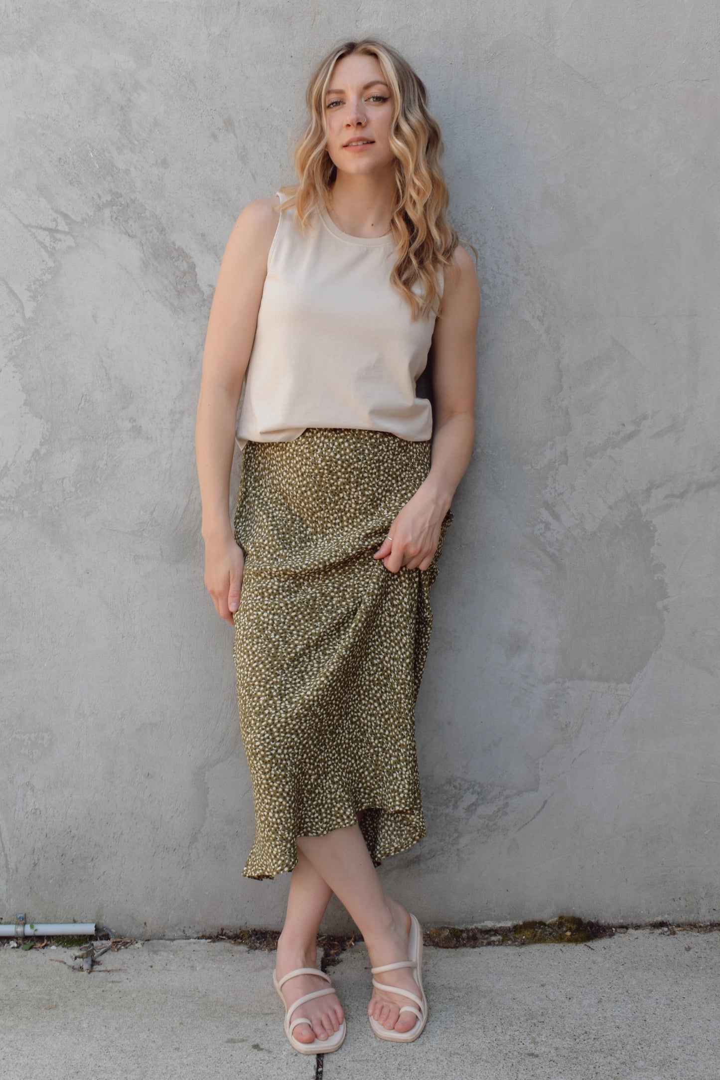 relaxed boxy crew neck tank top, slightly cropped, basic piece, lightweight