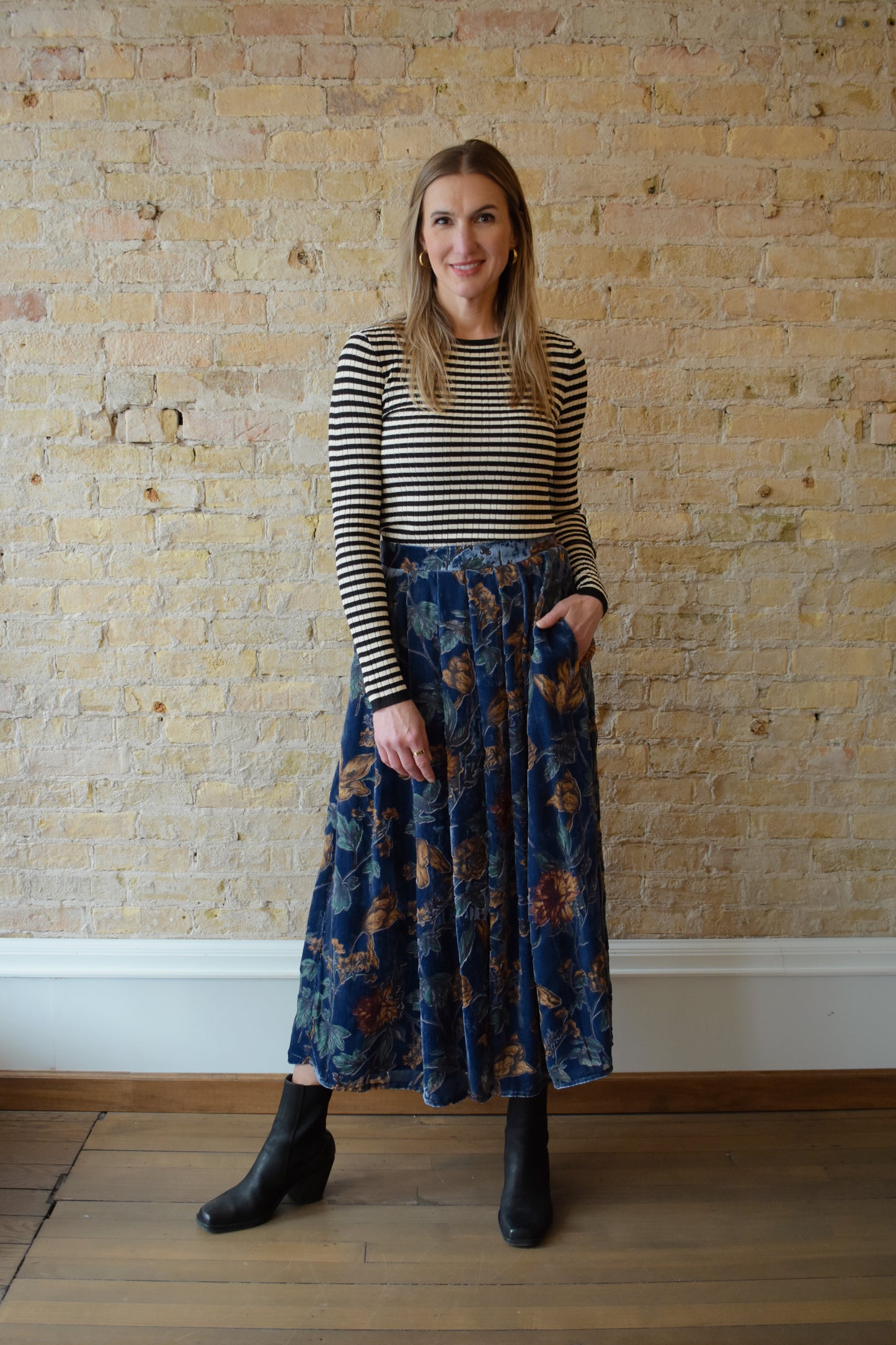 blue velvet floral patterned midi skirt with elastic waistband in back, has pockets, pleats on front, flowy