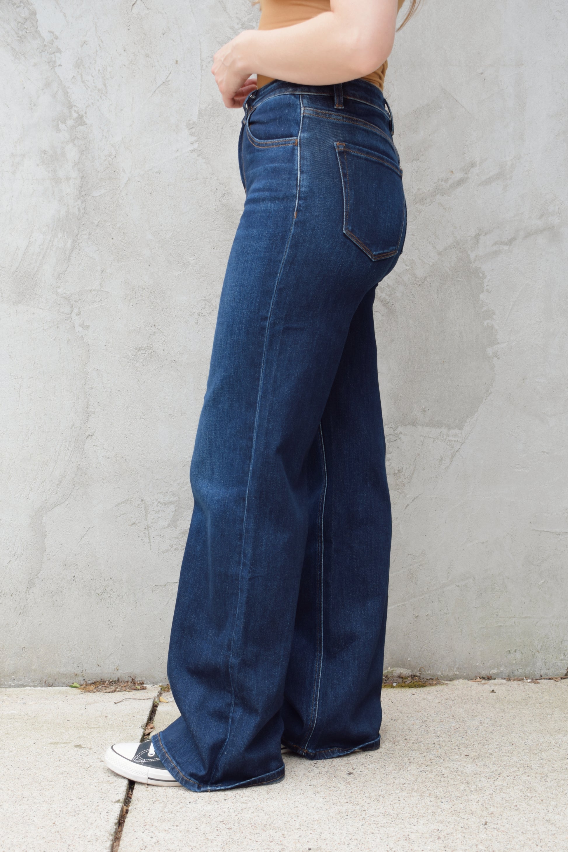dark wash high rise full length wide leg jeans stretch denim no holes clean hem zip and button enclosure front and back pockets has beltloops