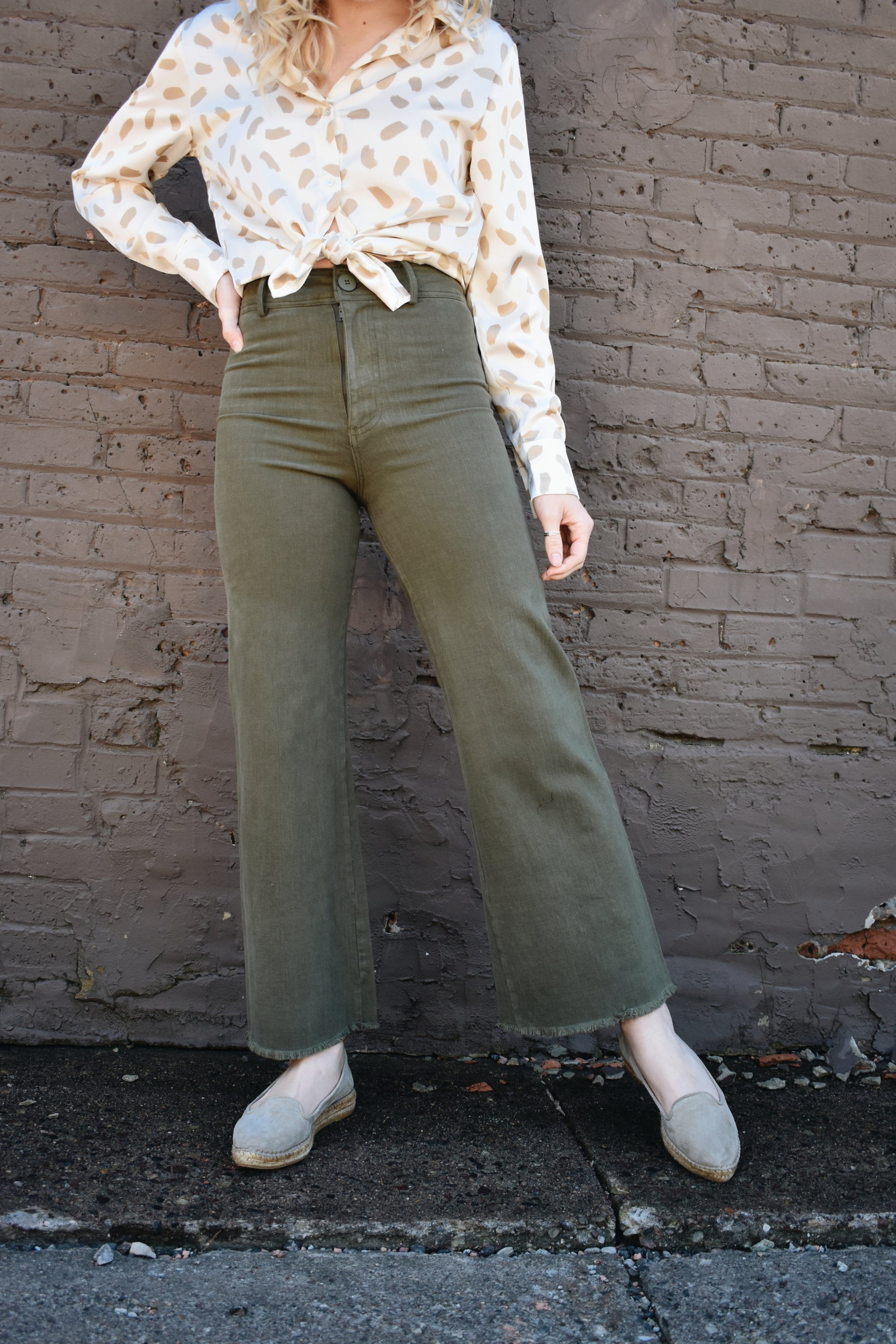High waisted olive colored denim pants. Wide leg, raw hem, back pockets, slightly cropped. Stretch denim with belt loops.The brand is miss love.