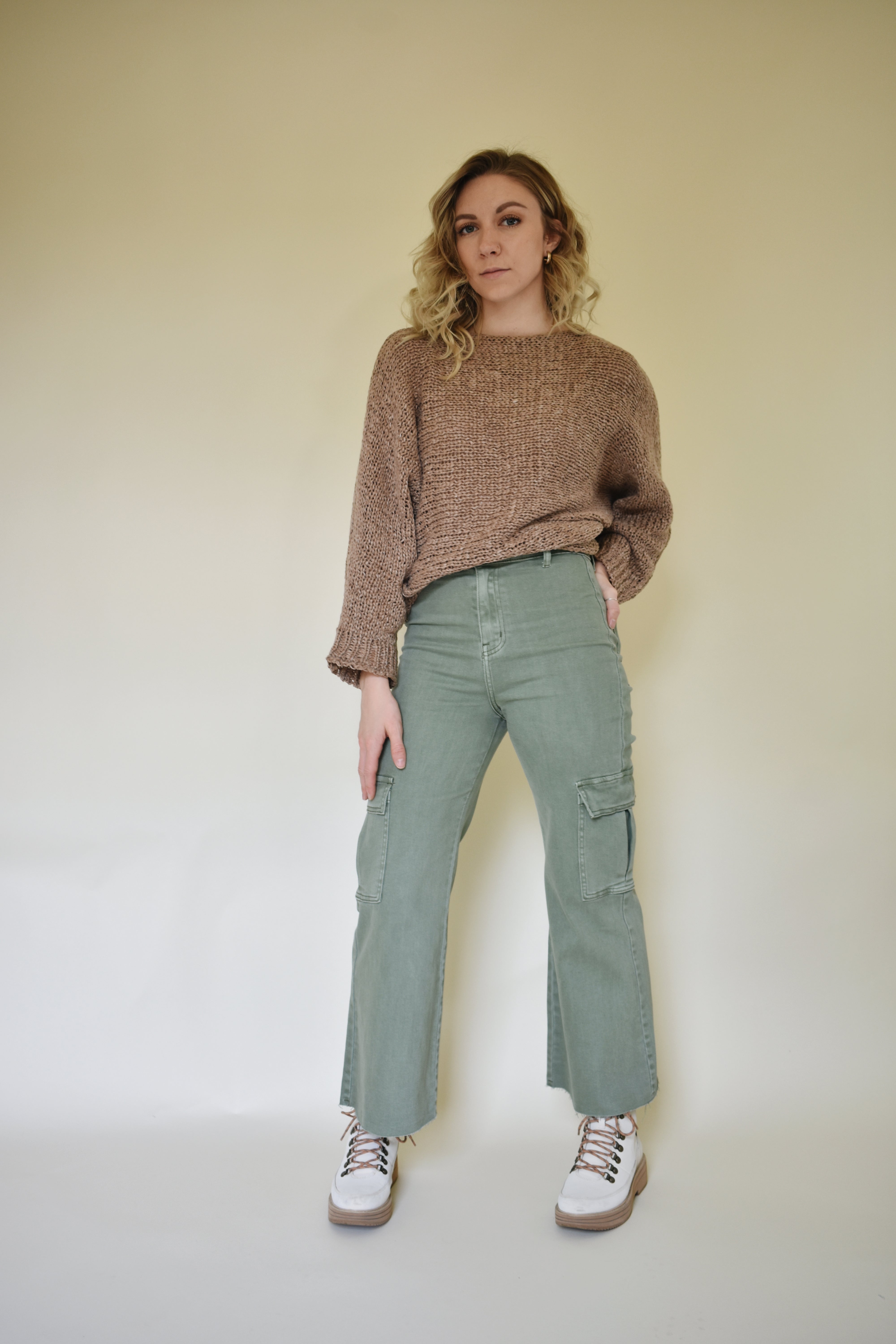 Green pants with pockets on outlet sides