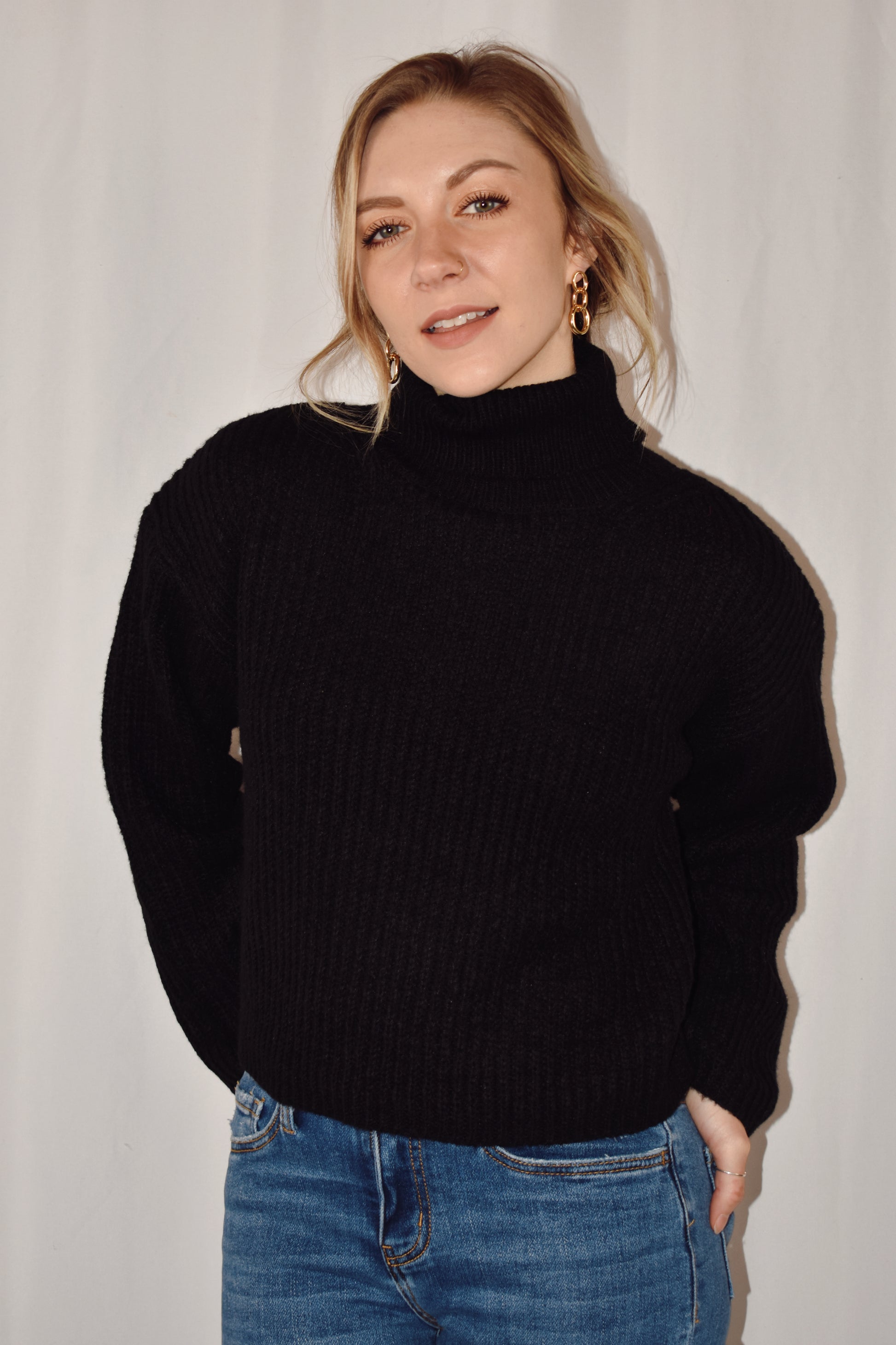 thick turtleneck semi cropped sweater with loose fit and drop shoulder design. loose fitting sleeves.