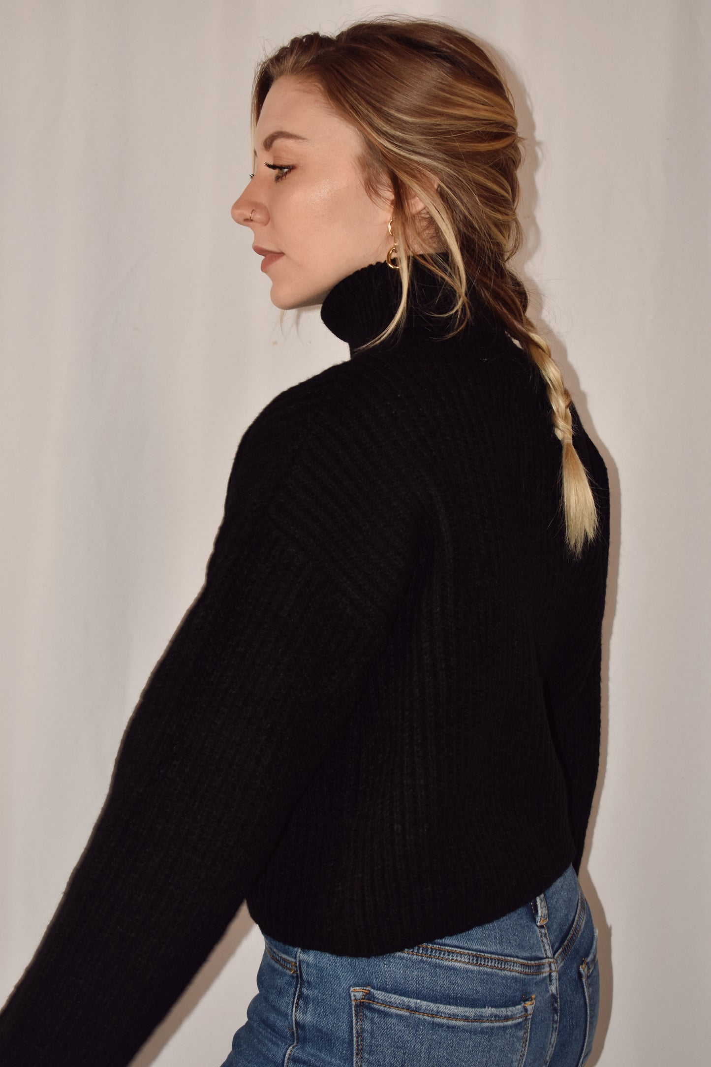 thick turtleneck semi cropped sweater with loose fit and drop shoulder design. loose fitting sleeves.