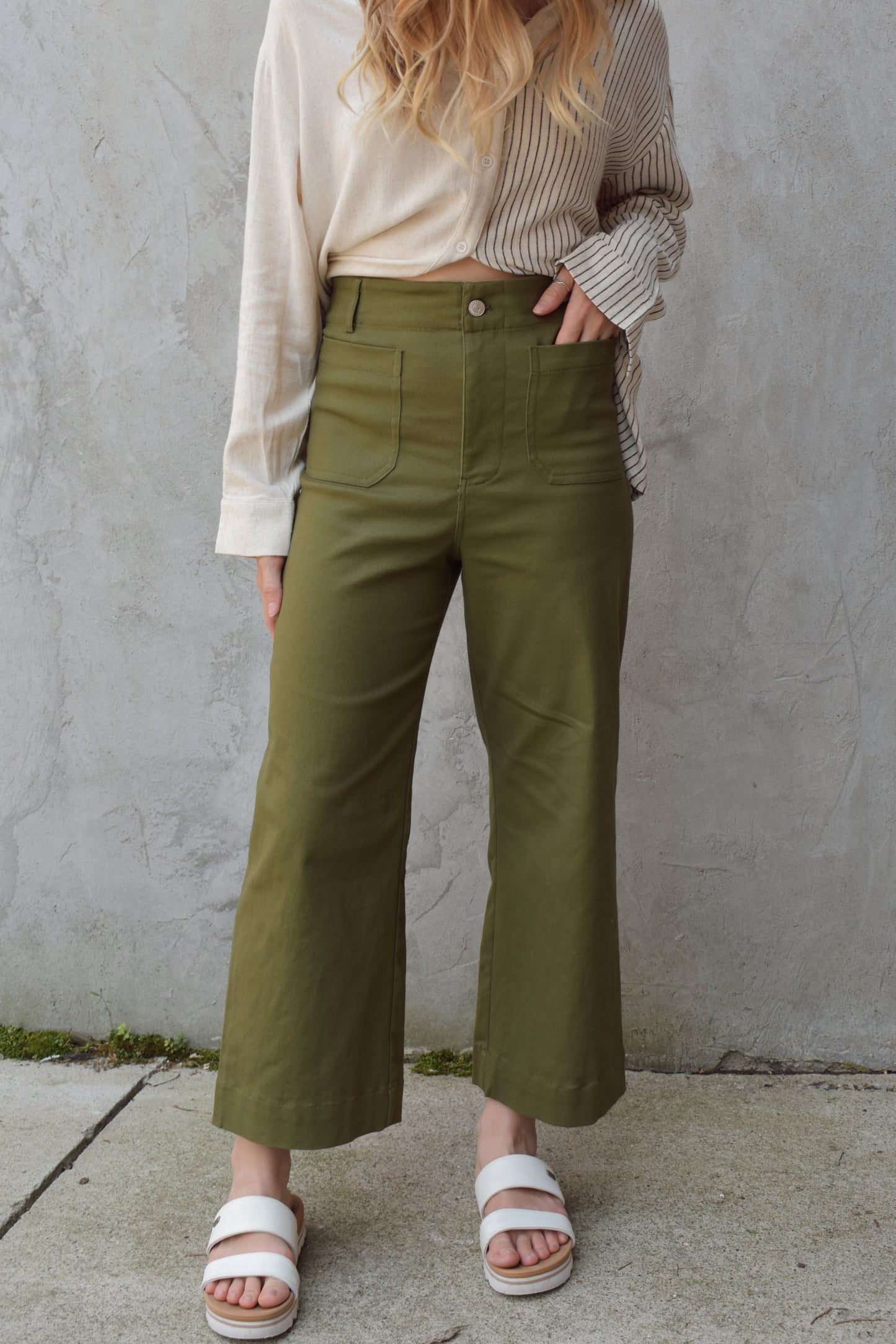 wide leg slightly cropped pants with tailored hem and front patch pockets, back pockets, zip and button enclosure, seam detail on back waistband to pocket area. has stretch