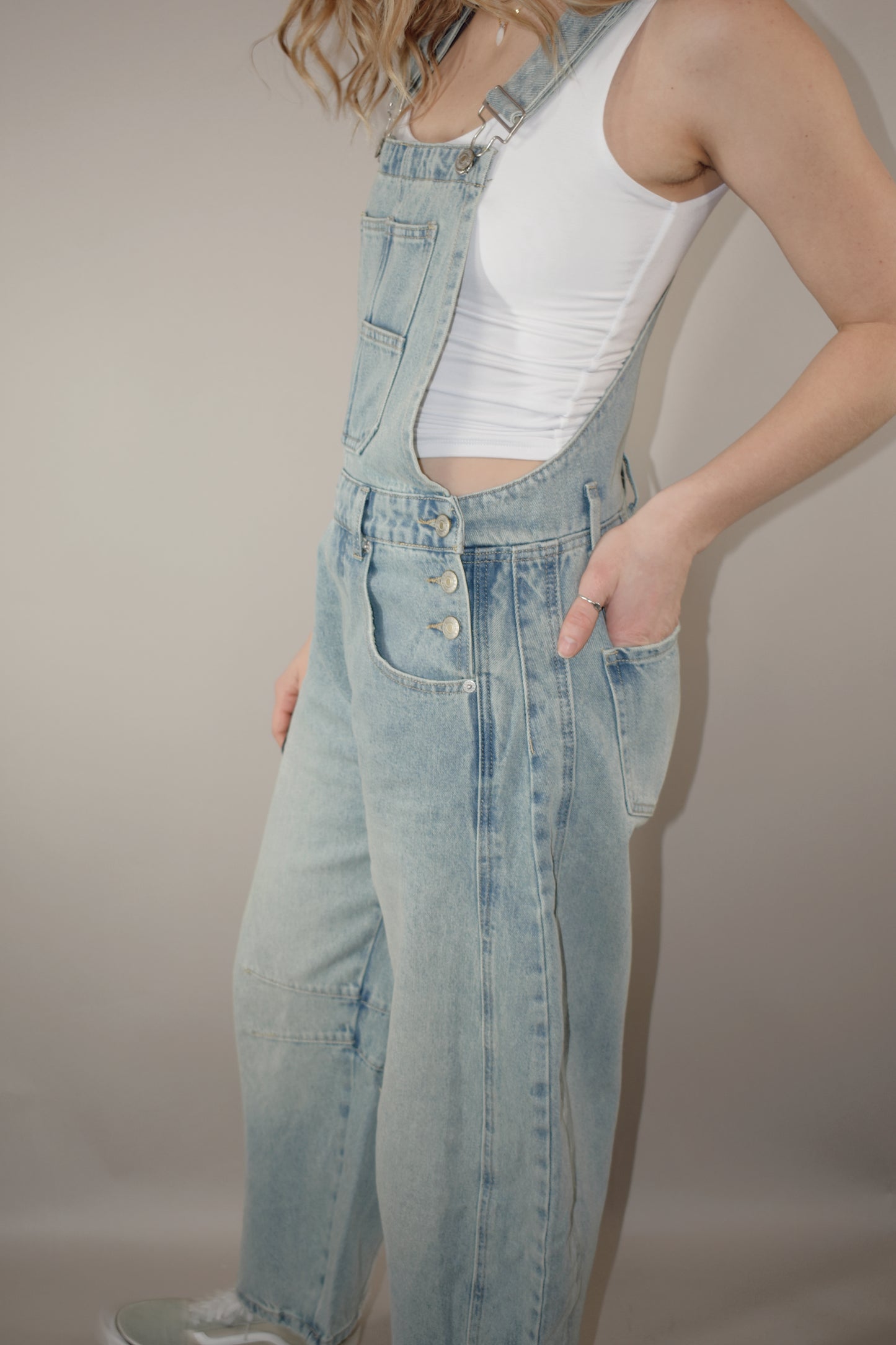 barrel jean overalls with adjustable straps, front and back pockets, beltloops, button side enclosure, front patch pockets, light wash, no holes, seam detailing around knees and back waist