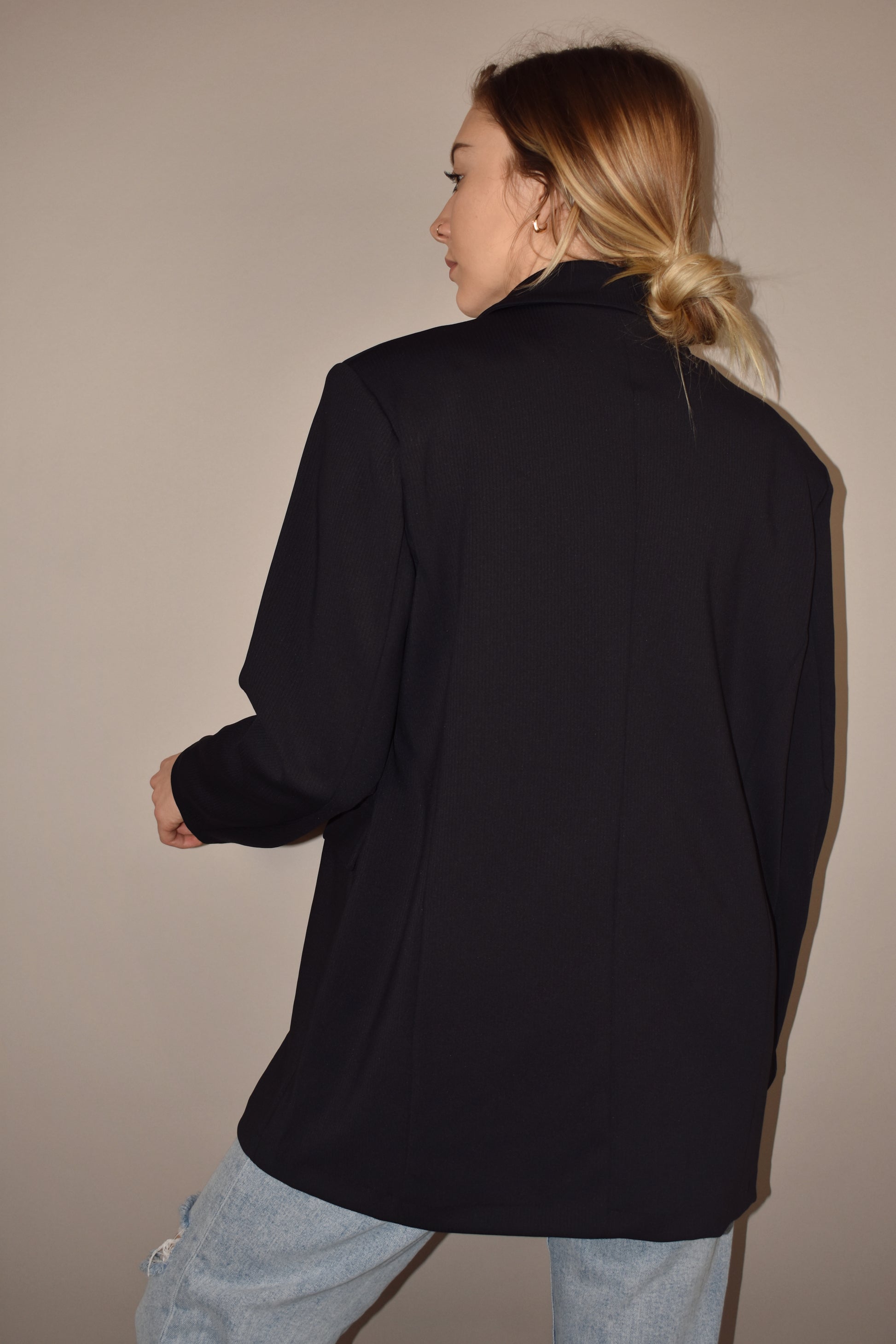 athletic and stretchy oversized blazer with shoulder pads and front flap patch pockets.