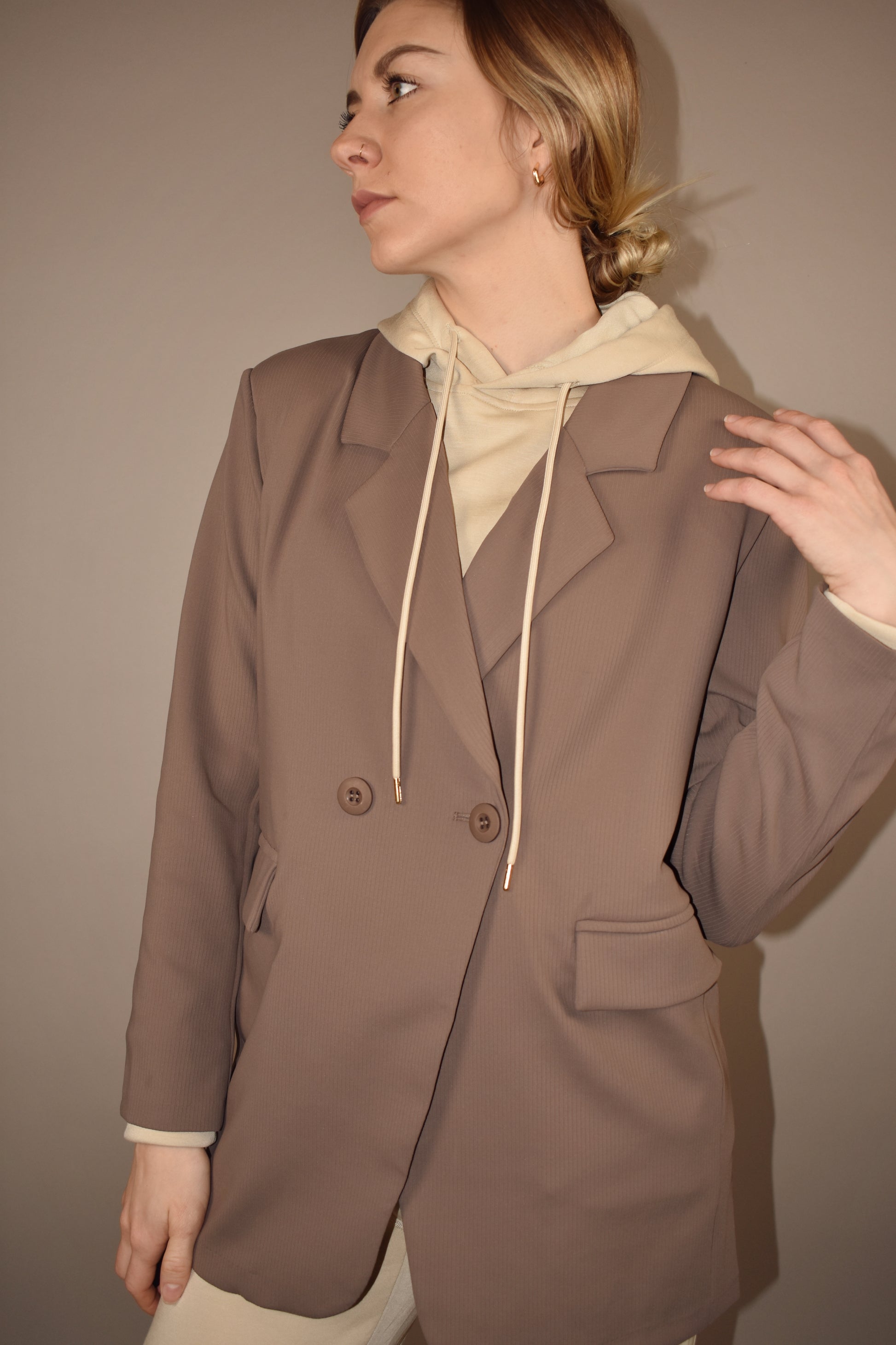 athletic and stretchy oversized blazer with shoulder pads and front flap patch pockets.