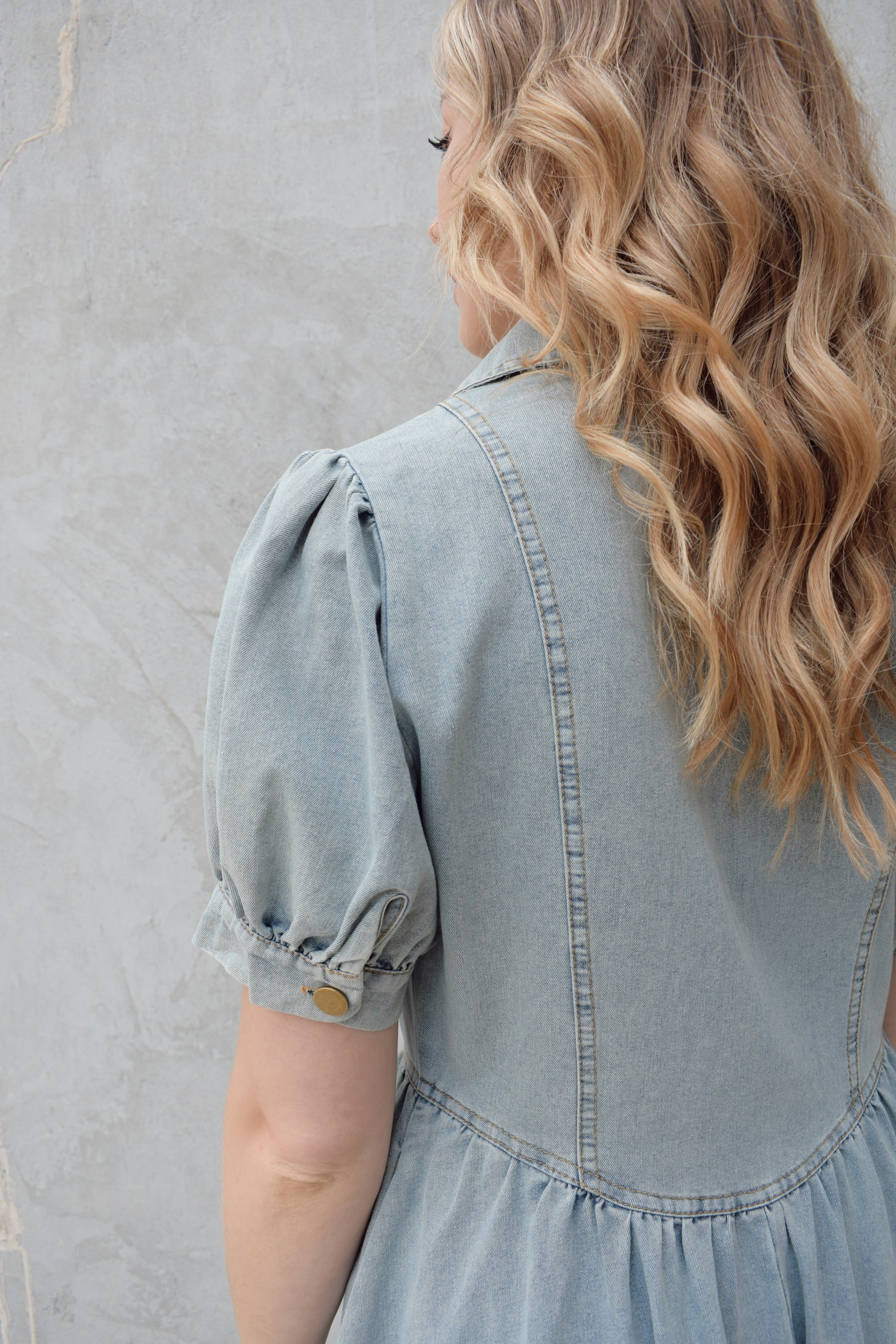 Urban Daizy Short Puff Sleeve Button Down A Line Denim Midi Dress Light Wash Denim / Medium Urban Daizy Short Puff Sleeve Button Down A Line Denim Midi Dress Light Wash Denim / Medium