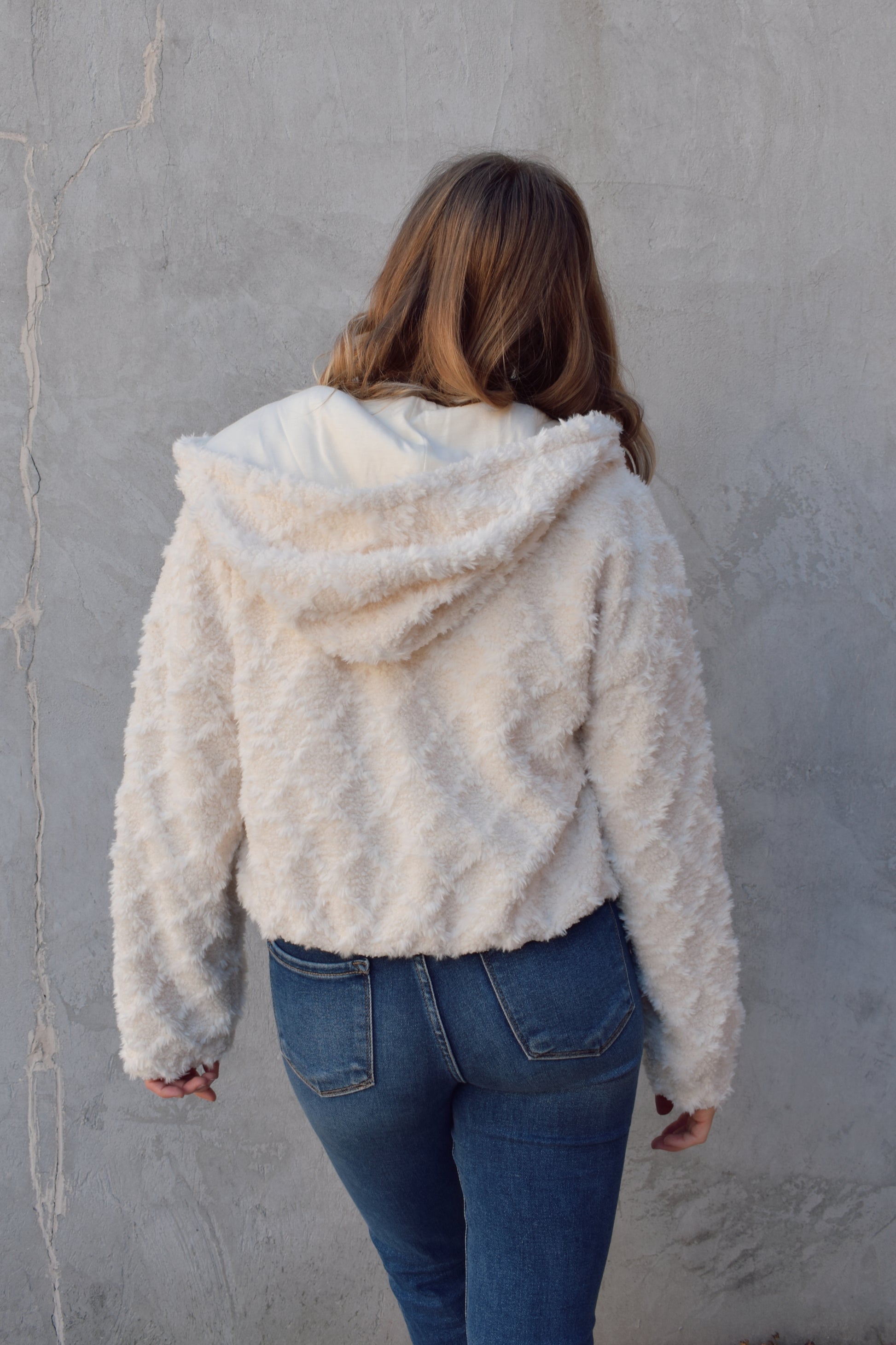 cozy sherpa hoodie with diamond textured pattern. Lined with soft t-shirt material. zips down the front. slightly cropped. sleeves don't have sinching around wrist