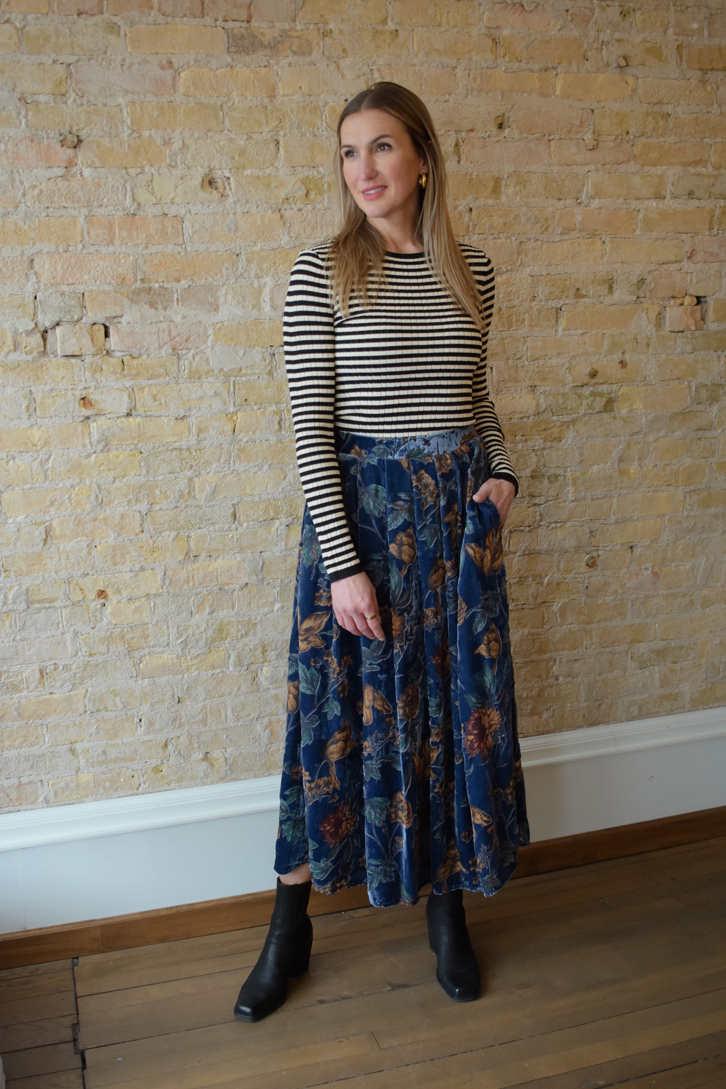 blue velvet floral patterned midi skirt with elastic waistband in back, has pockets, pleats on front, flowy