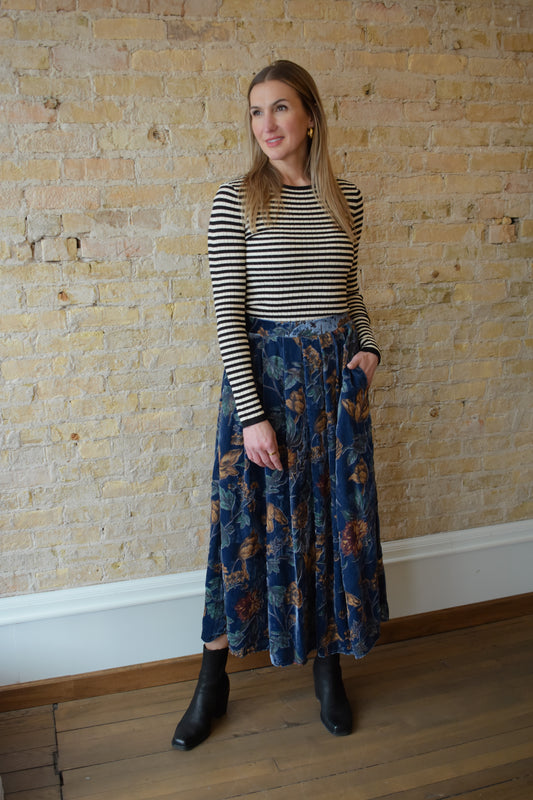 blue velvet floral patterned midi skirt with elastic waistband in back, has pockets, pleats on front, flowy