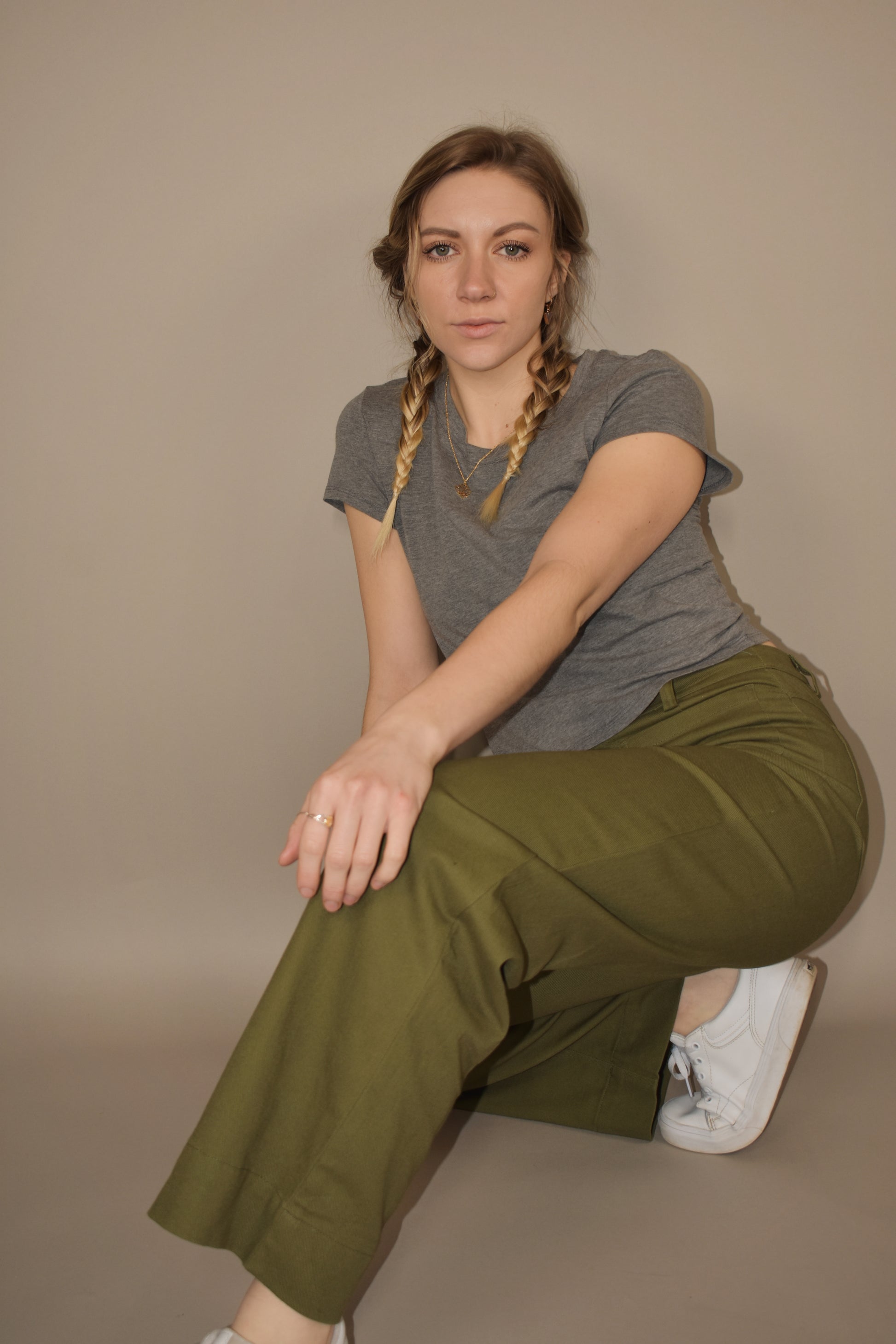 wide leg full length stretchy olive denim pants with brown front button. retro patch pockets on front and has back pockets too. no holes. high waisted.