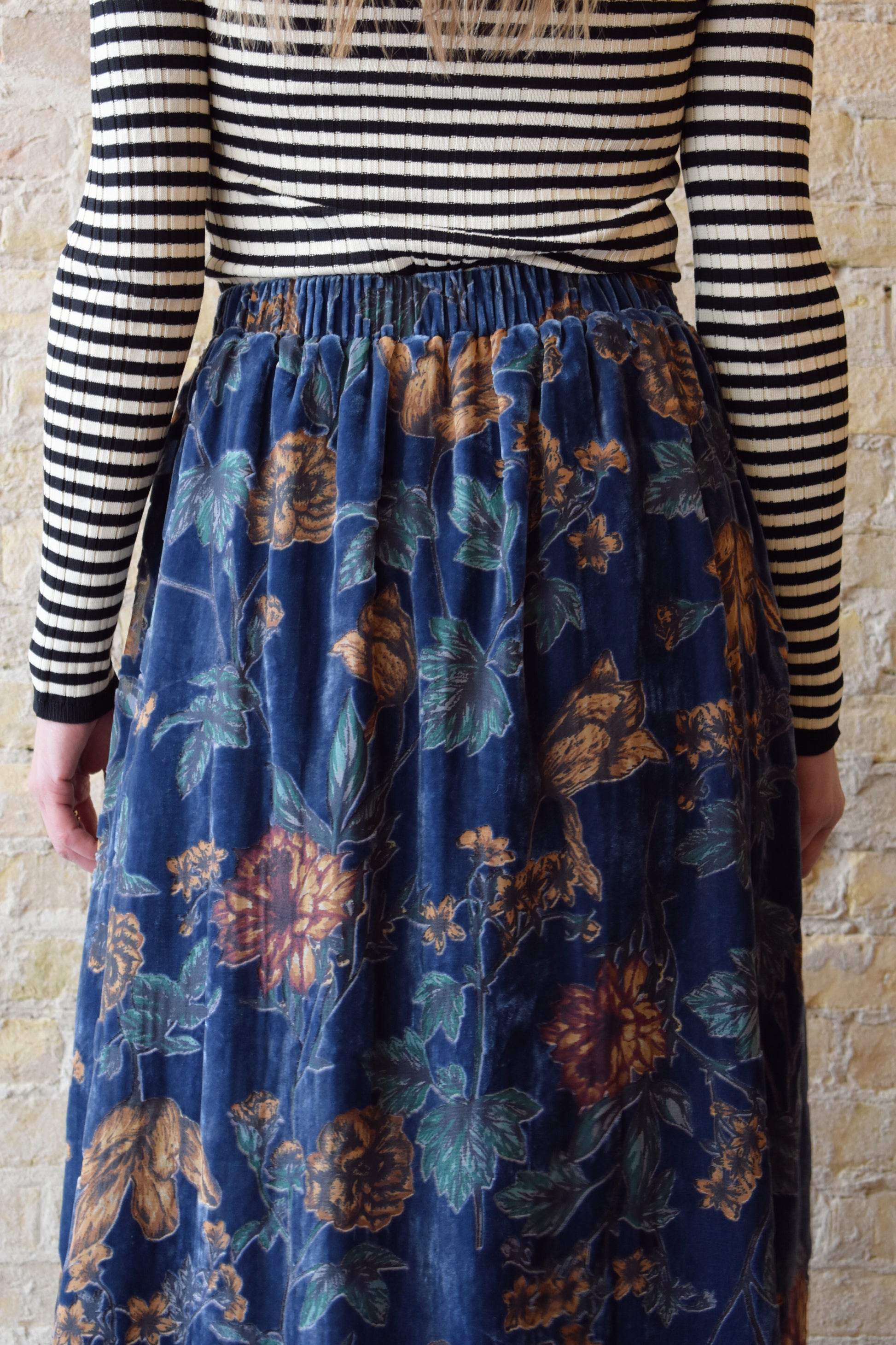 blue velvet floral patterned midi skirt with elastic waistband in back, has pockets, pleats on front, flowy