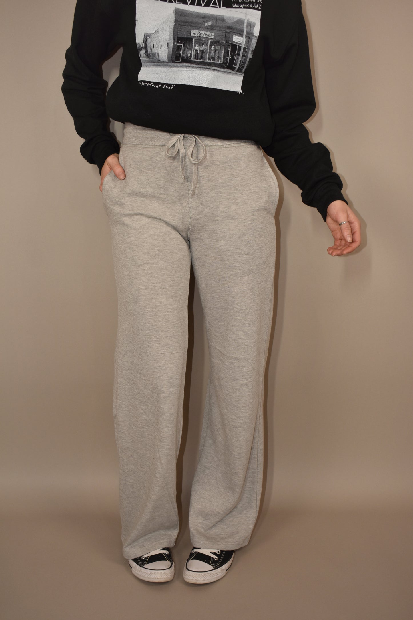 wide leg sweatpants with band and drawstring, side pockets, terry cloth inner fabric 