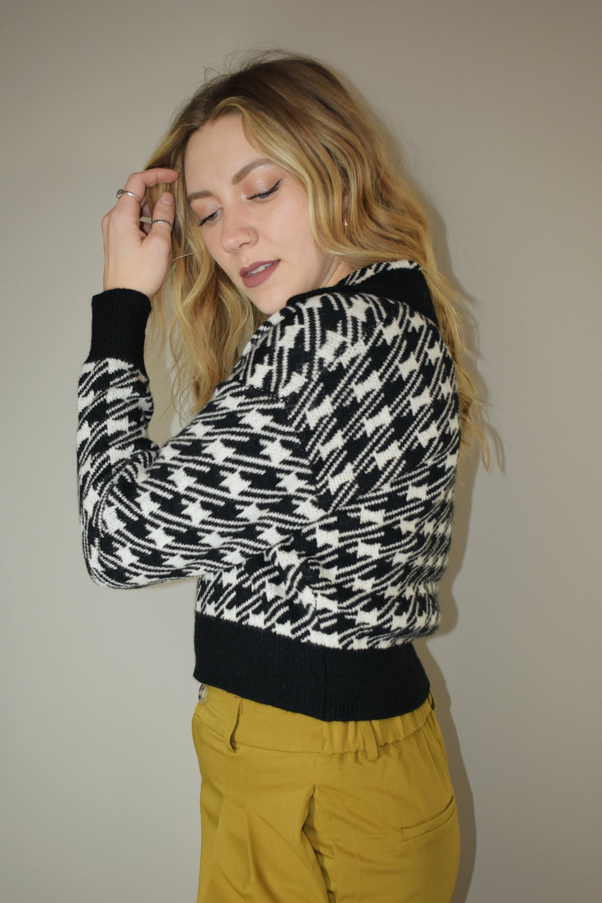 cropped collared houndstooth sweater with v neck and solid black outline on hem cuffs and neckline