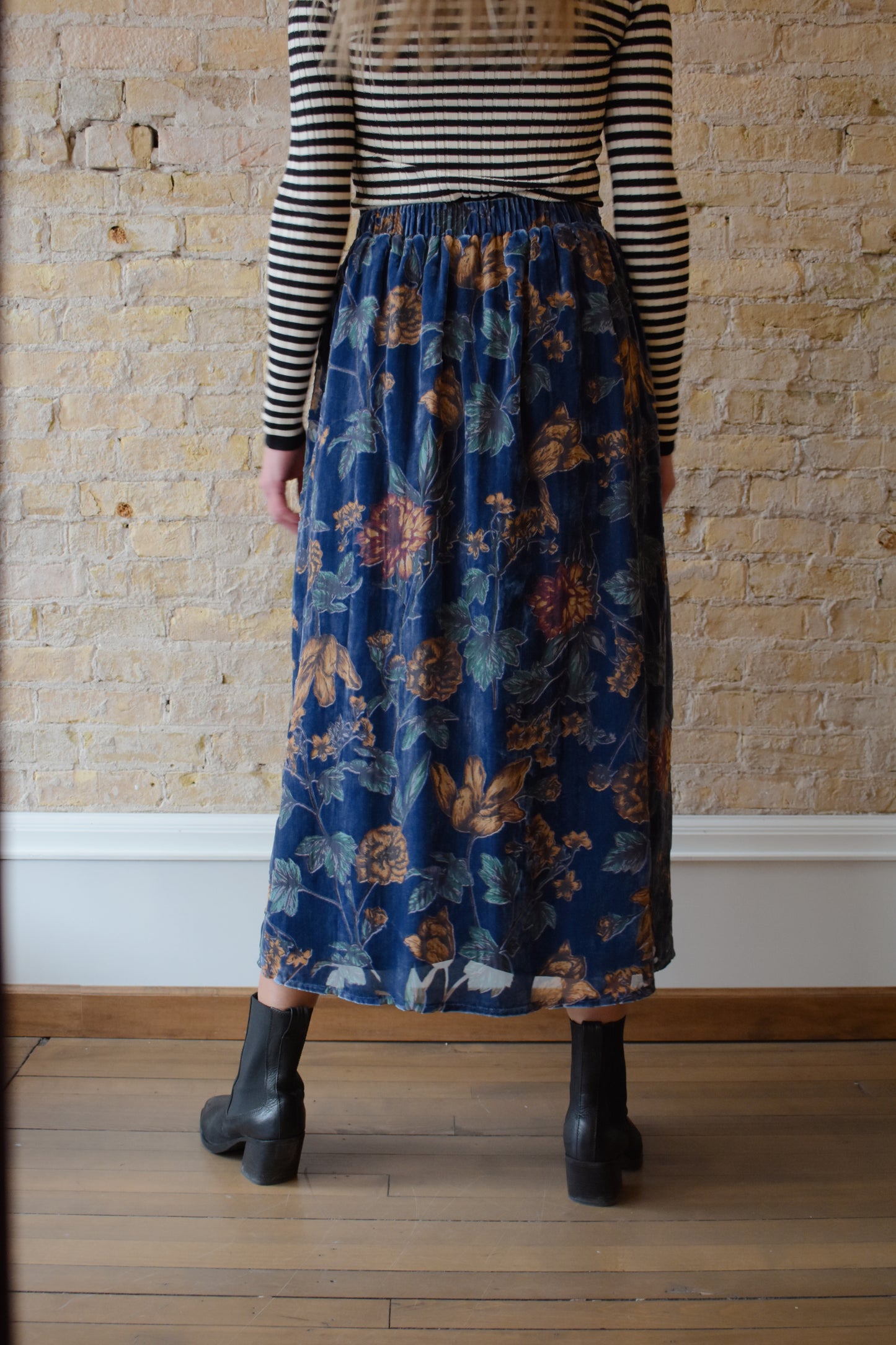 blue velvet floral patterned midi skirt with elastic waistband in back, has pockets, pleats on front, flowy